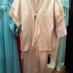 Elegant Lace-Trim Satin Robe Set in Soft Peach
